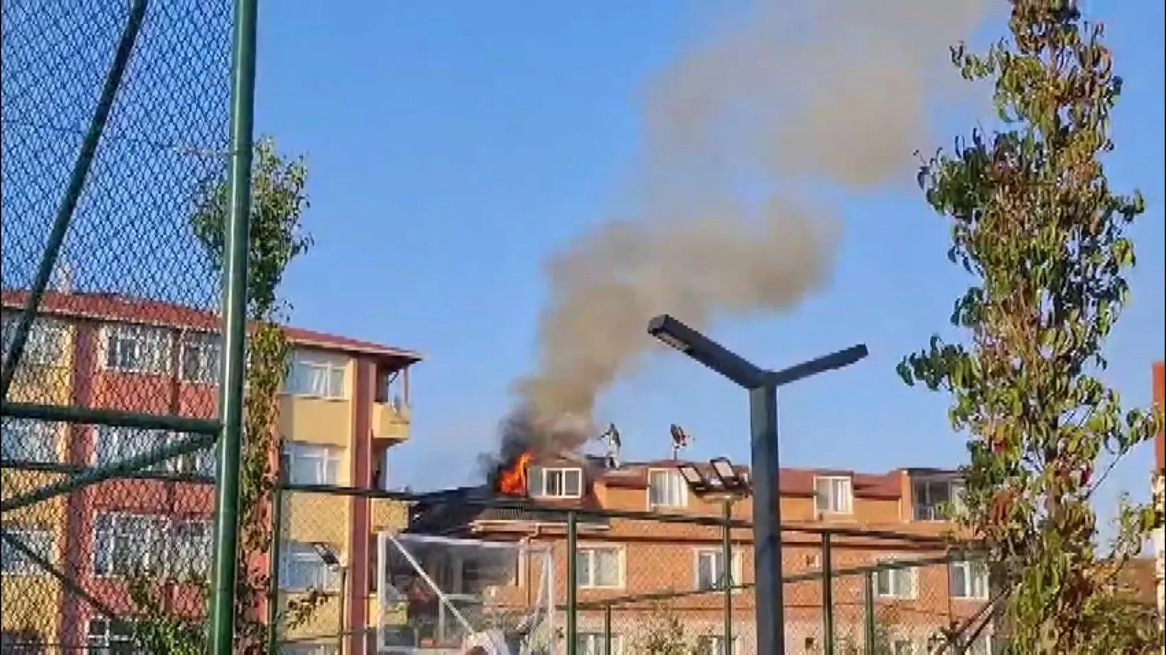 Sancaktepe'de tadilat faciası kıl payı atlatıldı: Çatıdaki alevlere kendi imkanlarıyla müdahale ettiler