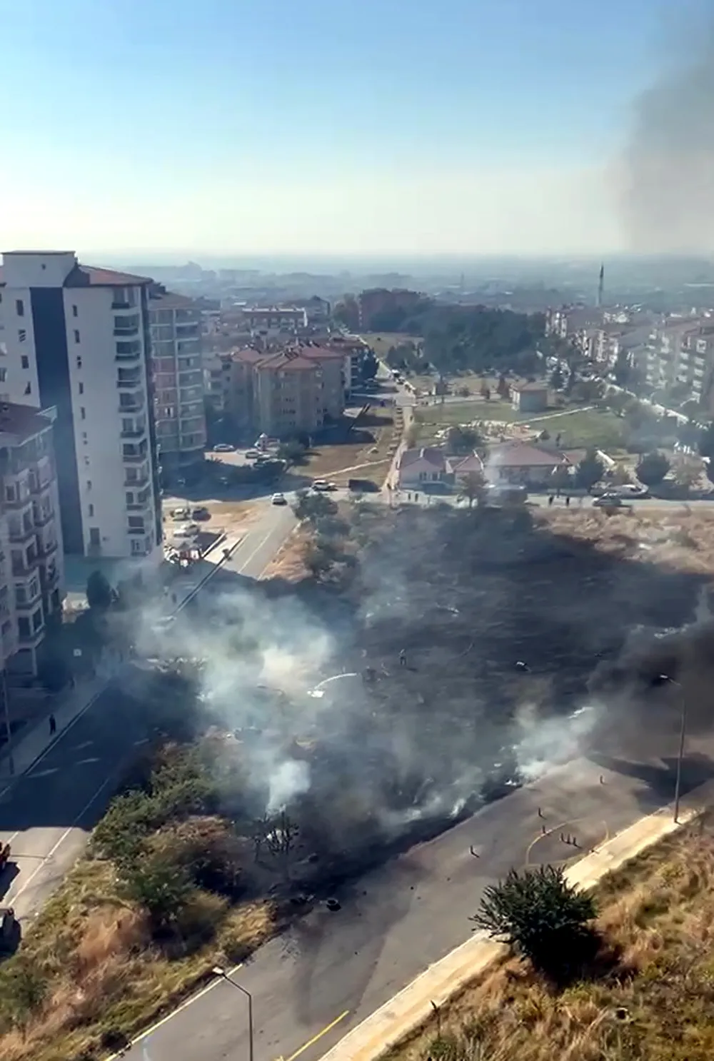 Edirne'de alevlerin ortasında kalan otomobil için mahalleli tek yürek oldu