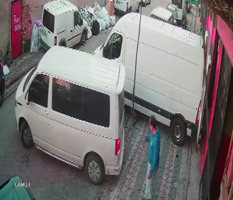 Saniyelerle gelen mucize: Yük asansöründen düşen tonlarca tekstil ürünü yayaları kıl payı teğet geçti