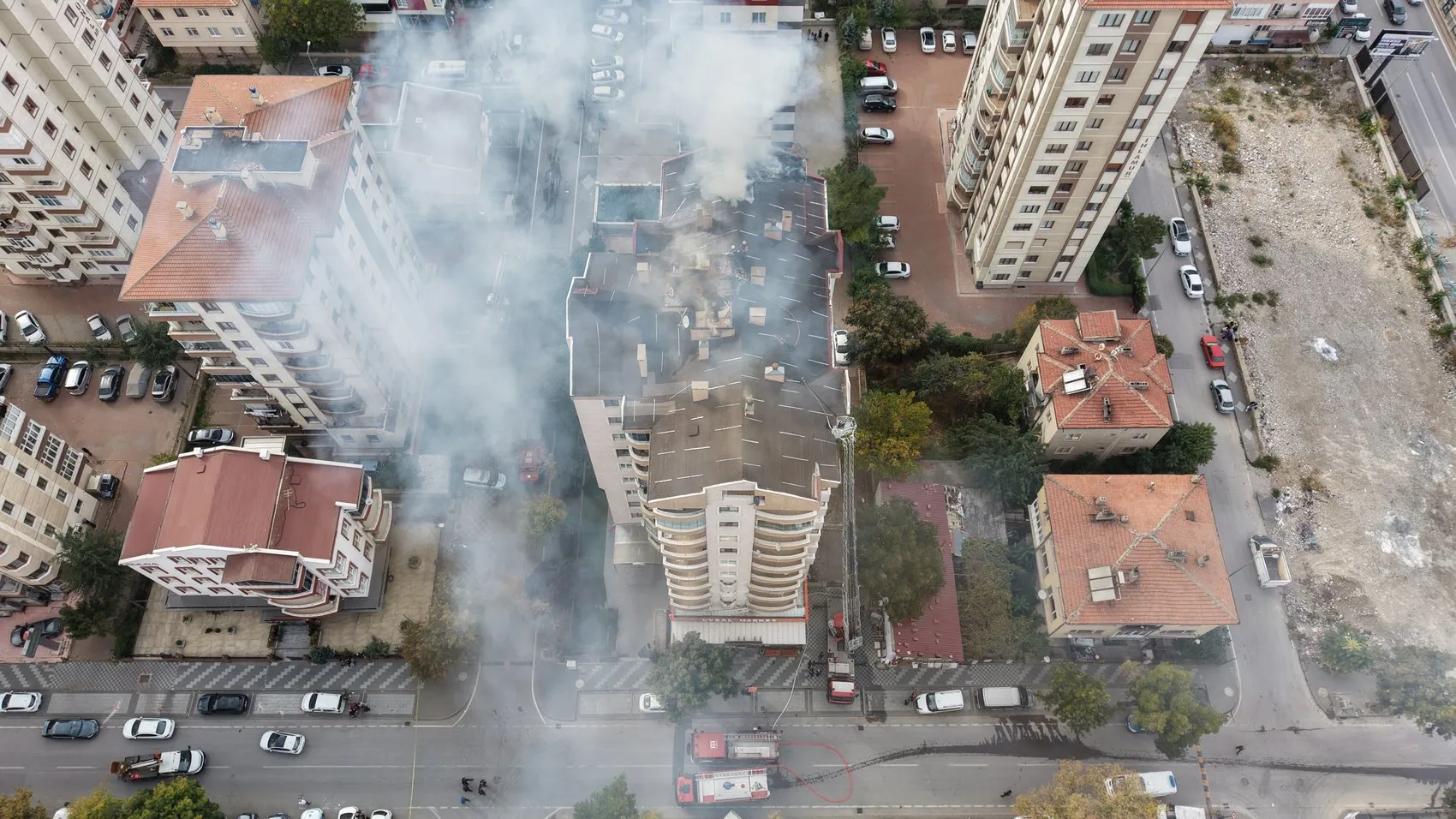 Kayseri'de tadilat faciası: 9 katlı binanın çatısı alevlere teslim oldu