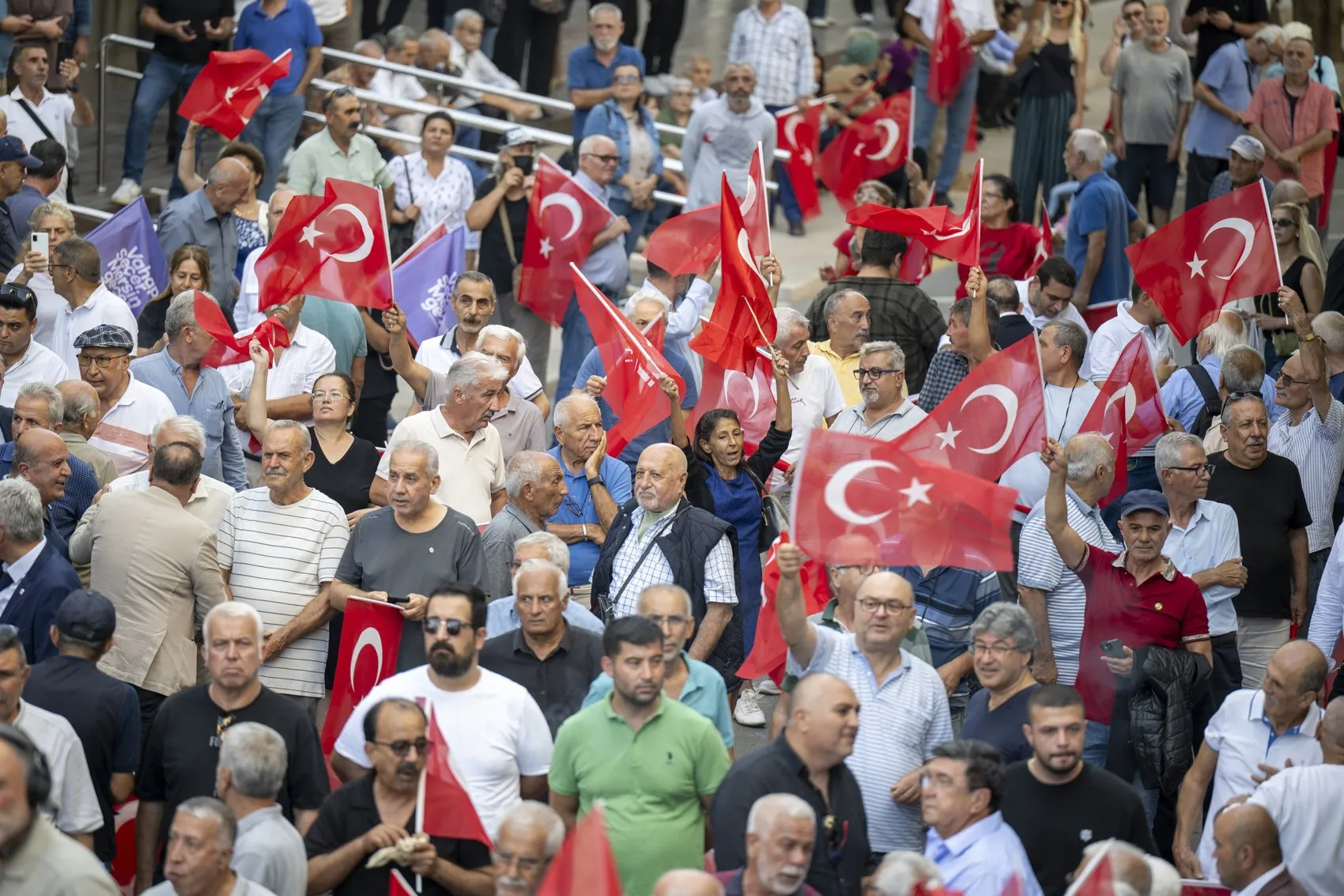 Özgür Özel'den Mersin'de sert çıkış: Erdoğan'ın yargılandığı hukuk nerede?