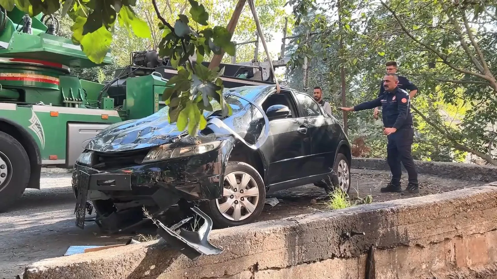 Levent'te korku dolu anlar: 79 yaşındaki sürücü park etmeye çalışırken bahçeye uçtu