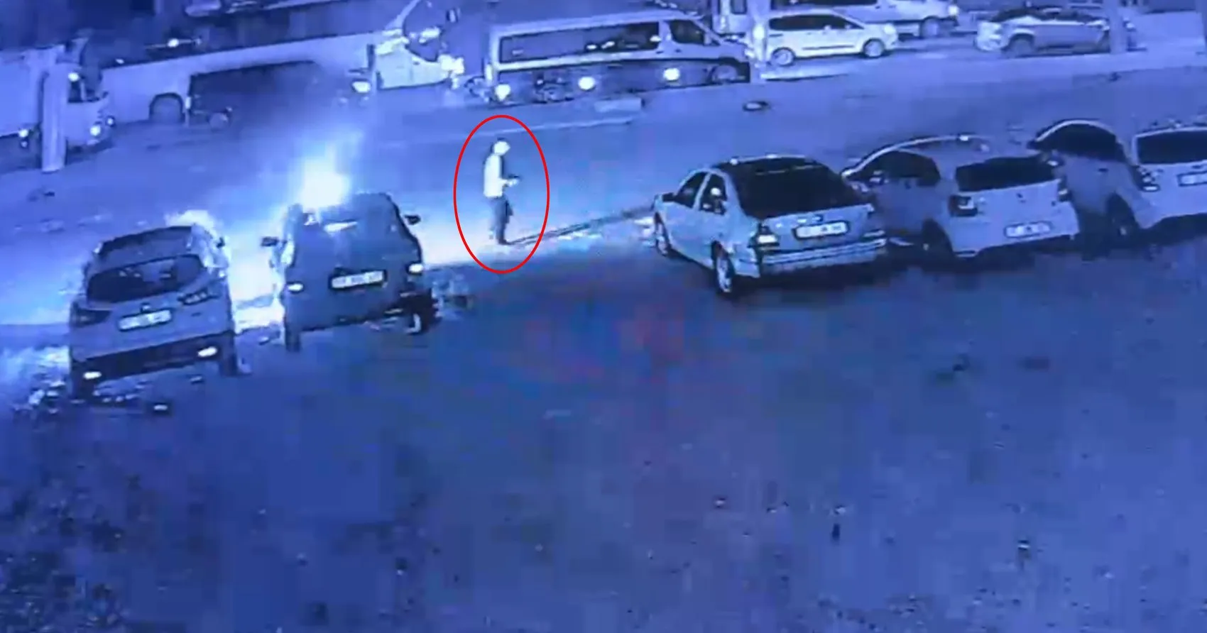 Serik'te gece yarısı dehşeti: 6 aracı ateşe veren şüpheli teslim oldu