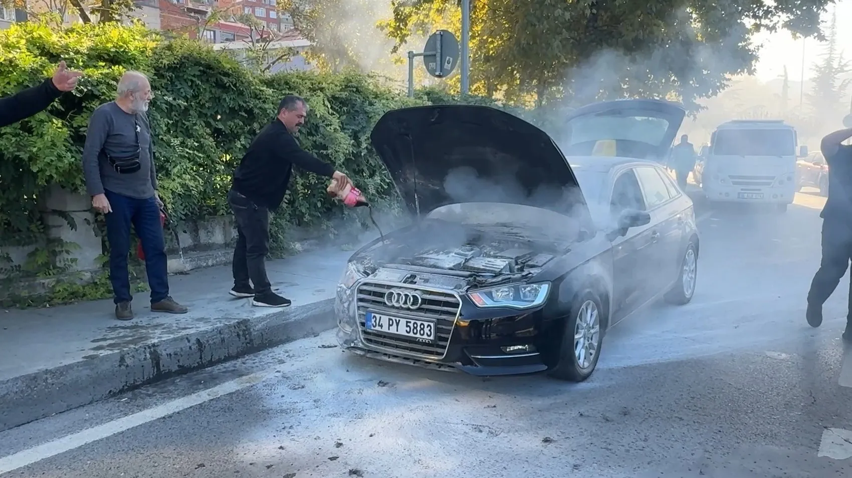 Tünel girişinde korku dolu anlar: Alevlere kola şişesiyle meydan okudular
