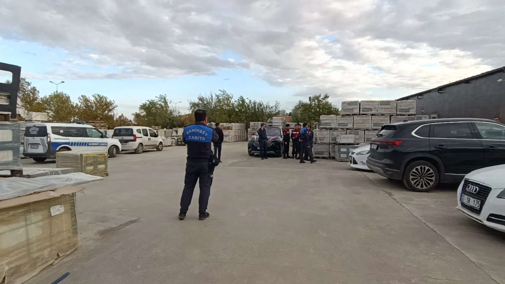 Gaziantep'te tonlarca ağırlıktaki mermer blok dehşeti: Bir işçi hayatını kaybetti