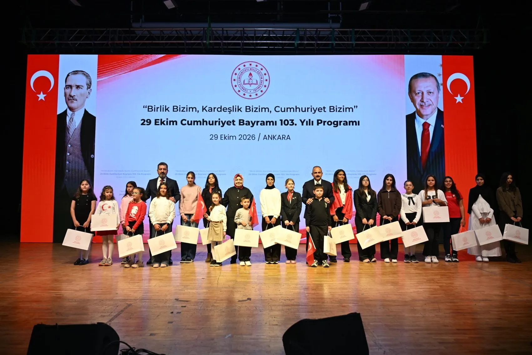 Genç kalemler ve fırçalar Cumhuriyet coşkusunu Ankara'da zirveye taşıdı