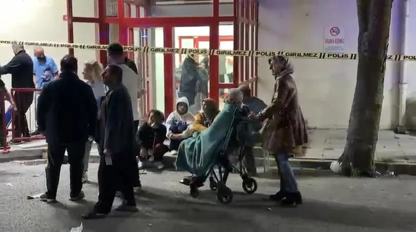Kartal'da korku dolu anlar: Hastane çatısında yükselen alevler paniğe neden oldu