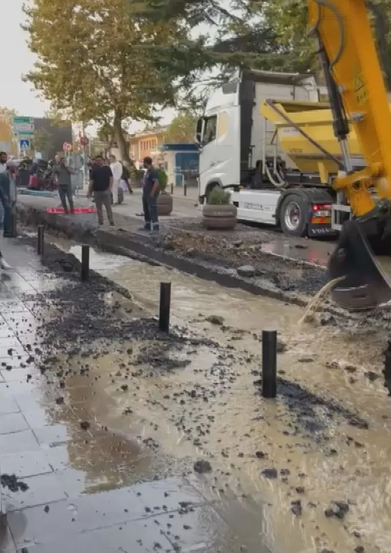 İstanbul'un kalbinde su baskını paniği: Trafik felç oldu