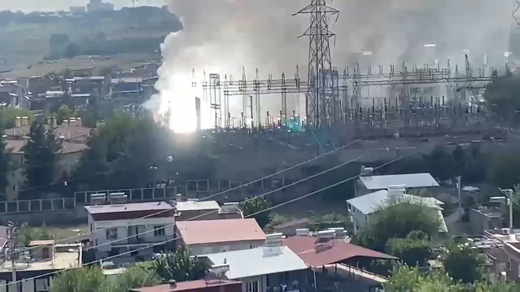 Diyarbakır'da korku dolu anlar: Altyapı çalışması dev trafo merkezini patlattı