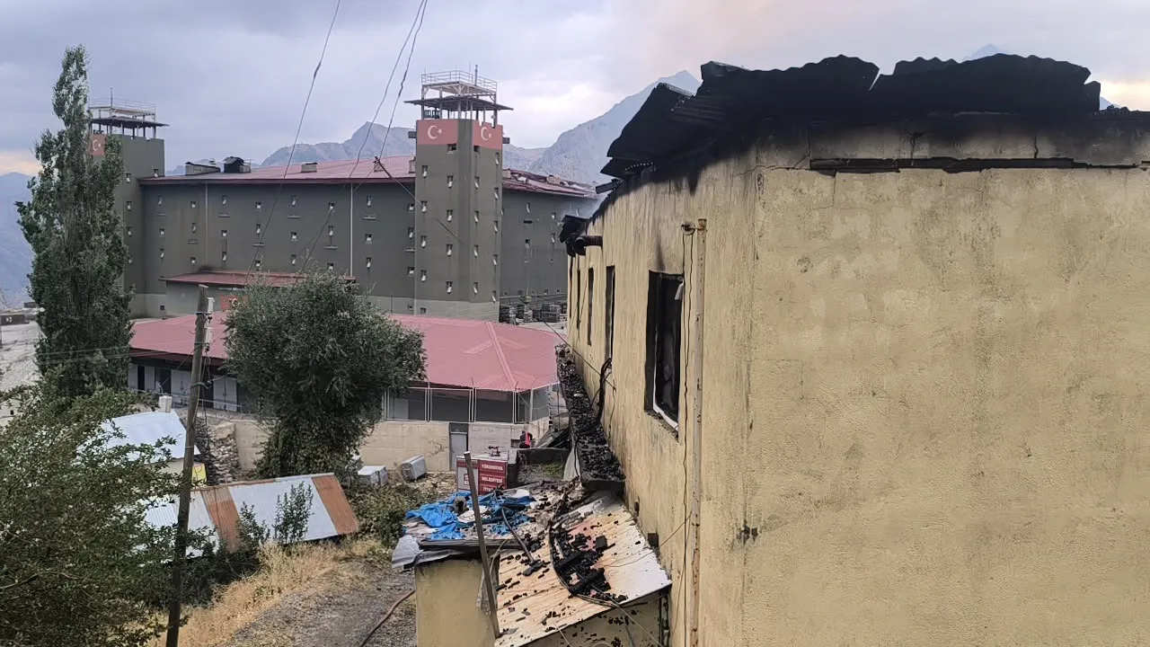 Alevlerin sardığı okulda köylülerin örnek davranışı: Bayrağı yere düşürmediler