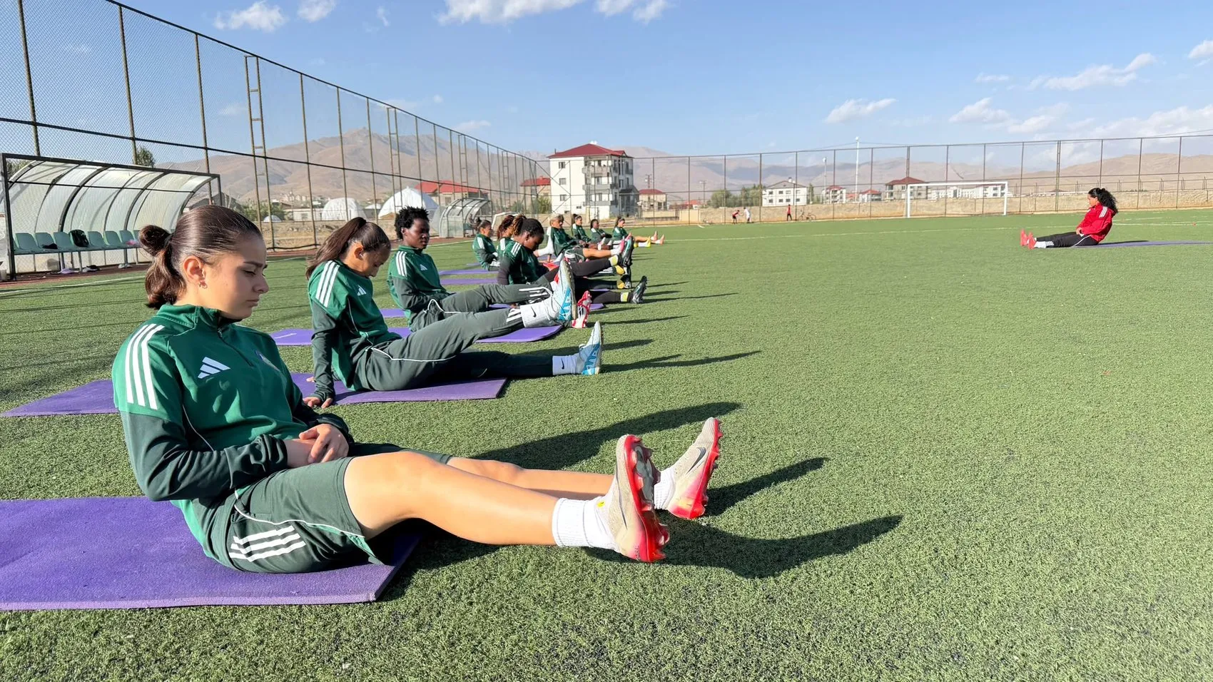 Yüksekova'nın futbol tutkunu kız kardeşleri: Aynı sahada buluşup ay-yıldızlı formayı hayal ediyorlar
