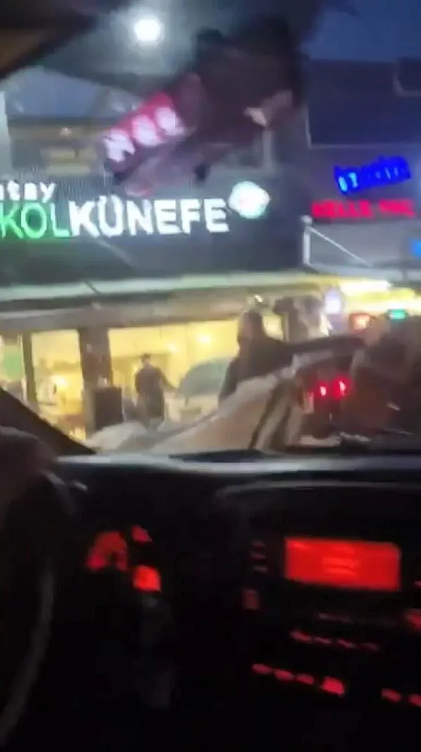 Sarıyer trafiğinde dehşet anları: Çocuğun çığlıkları arasında camı parçaladı