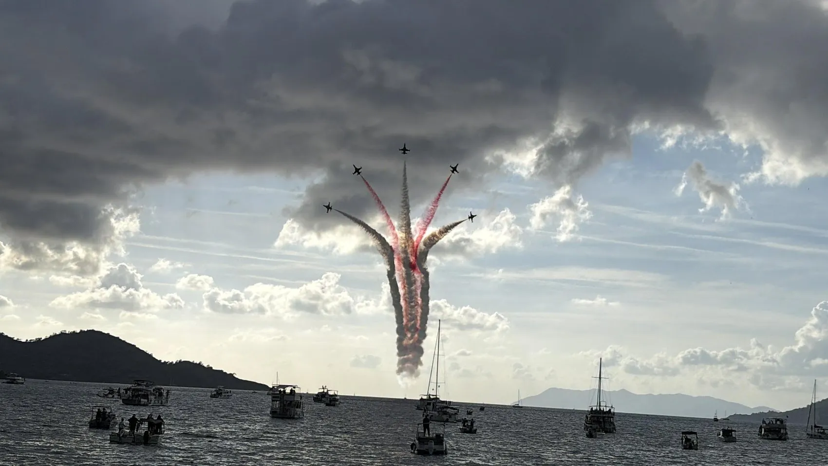 Fethiye semalarında nefes kesen şov: Türk Yıldızları izleyenleri büyüledi