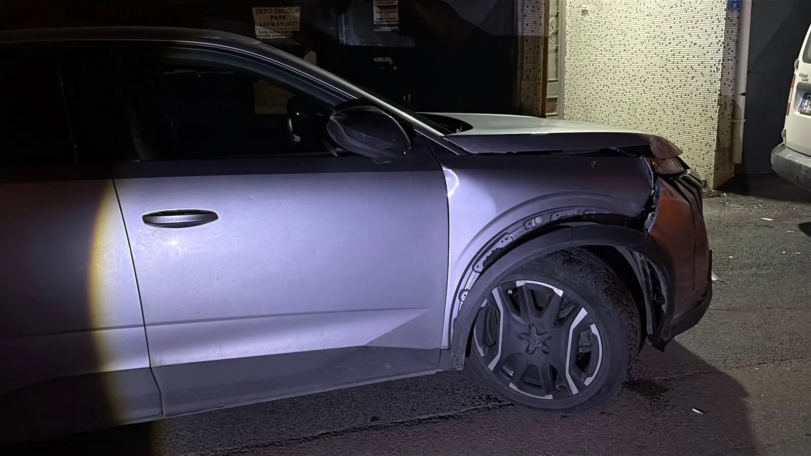 Çorlu'da gece yarısı dehşeti: Kaza yaptı, aracını bırakıp sırra kadem bastı