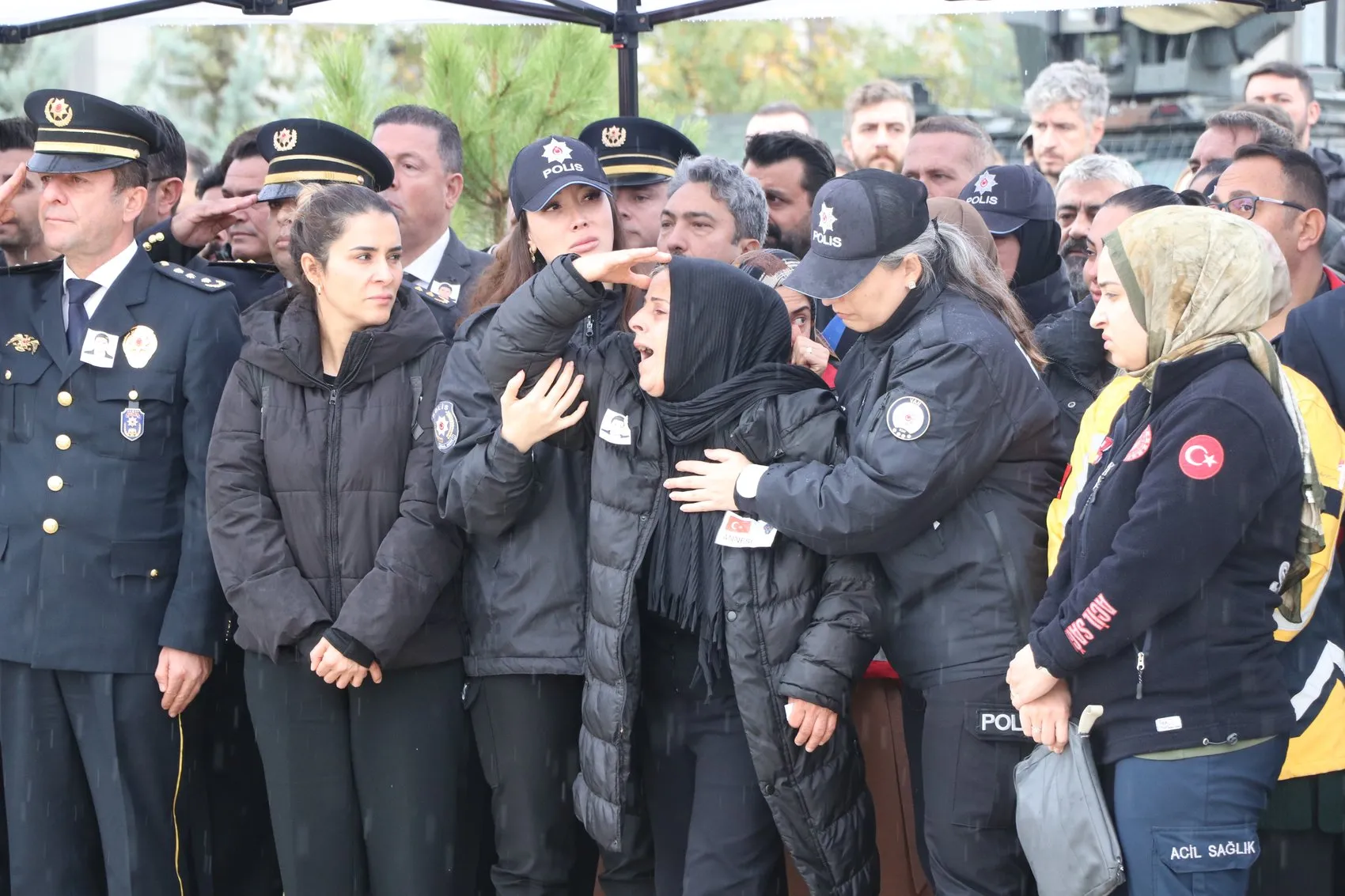 Görevi başında şehit düşen Tayfun Akalan son yolculuğuna gözyaşlarıyla uğurlandı
