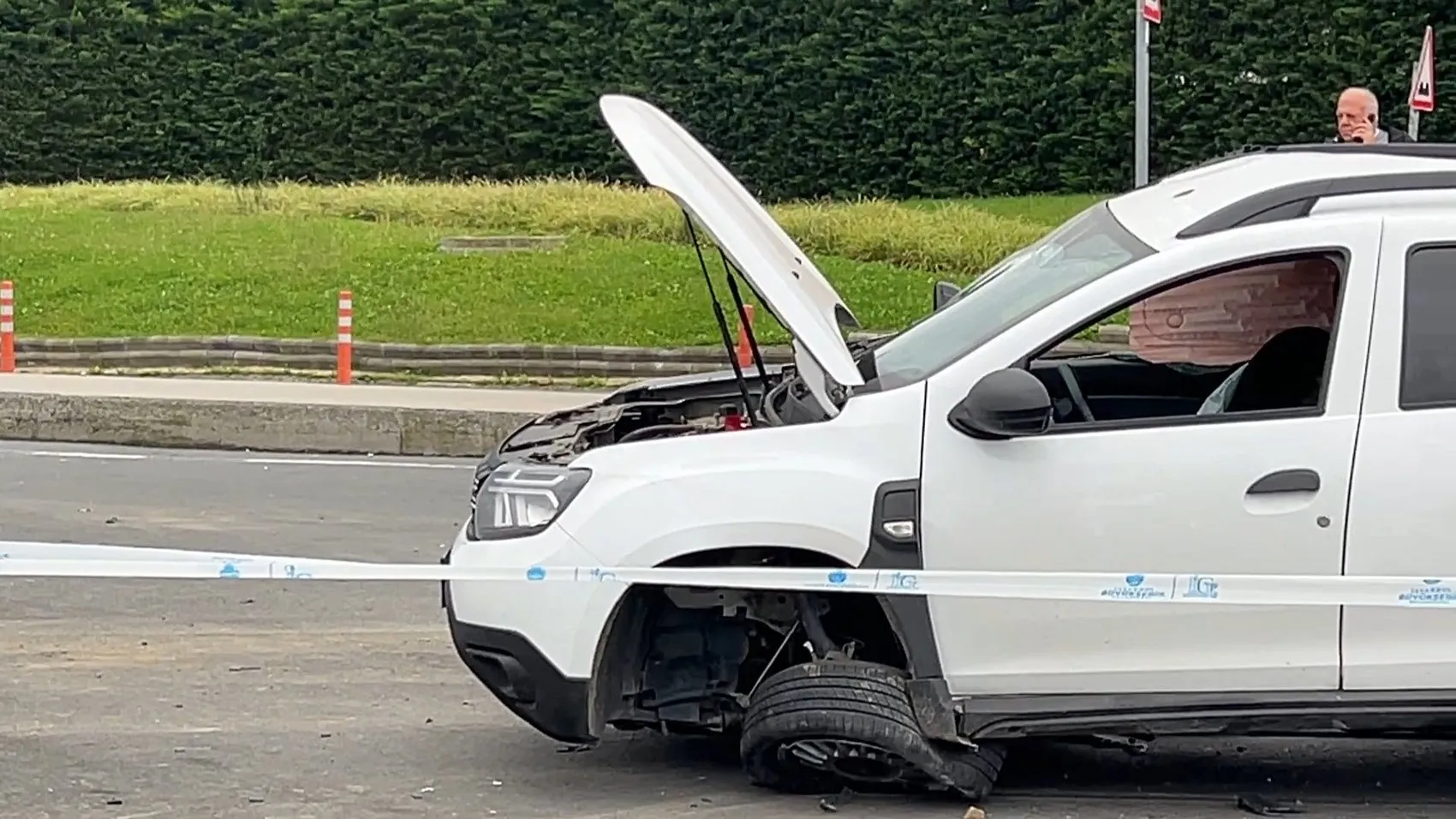 İstanbul trafiğinde dehşet anları: Kontrolden çıkan hafriyat kamyonu İSKİ bahçesine uçtu