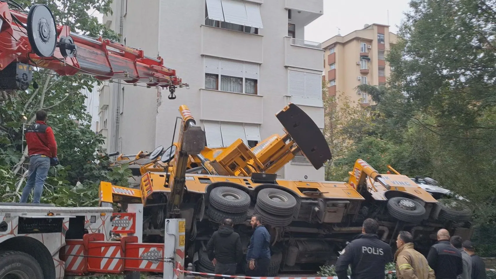 Erenköy'de korku dolu anlar: Dev vinç 11 katlı binanın üzerine yığıldı