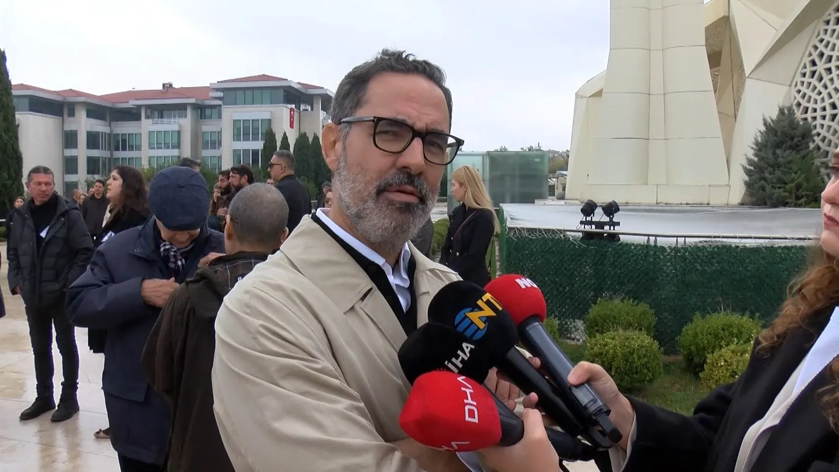 Edebiyat dünyasını sarsan çifte acı: Cem Akaş son yolculuğuna uğurlandı