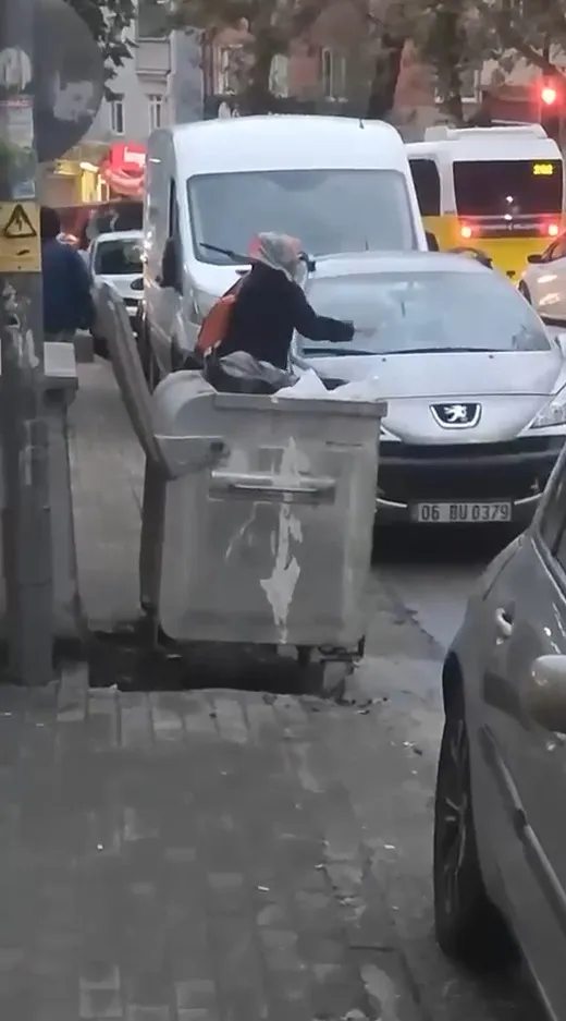 Bursa sokaklarında öfke patlaması: Eşinin aracını çekiçle parçaladı