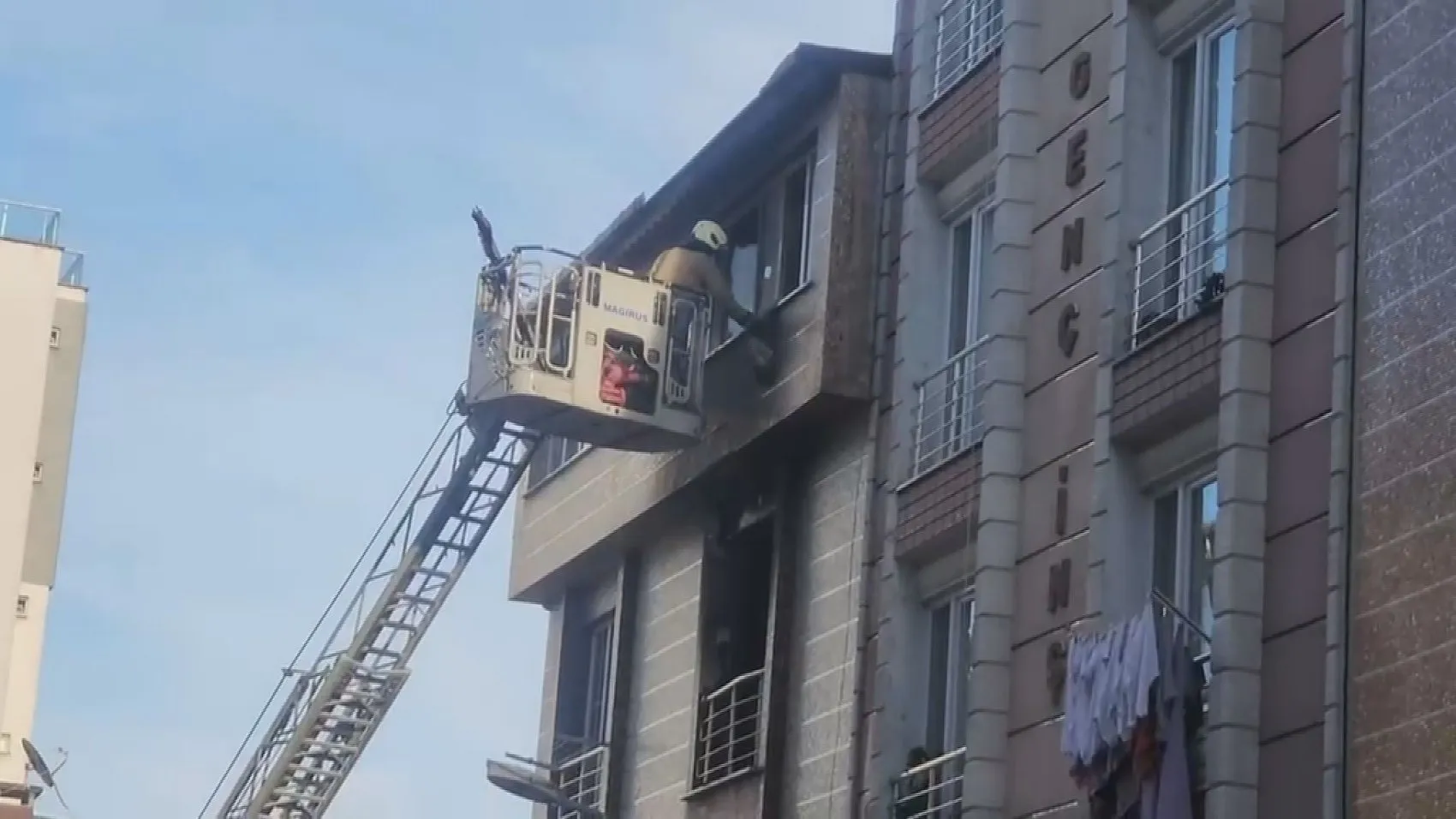 Esenyurt'ta korku dolu anlar: Alevlerin arasında kalan 5 kişi son anda kurtarıldı