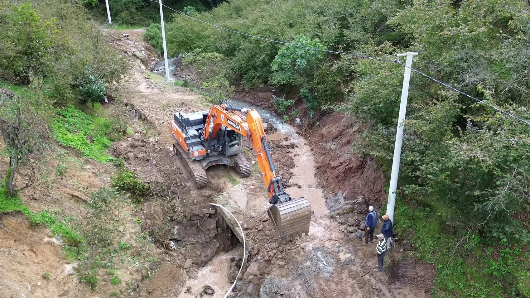 Karasu'da doğa felaketi: Üç köprü sulara teslim oldu