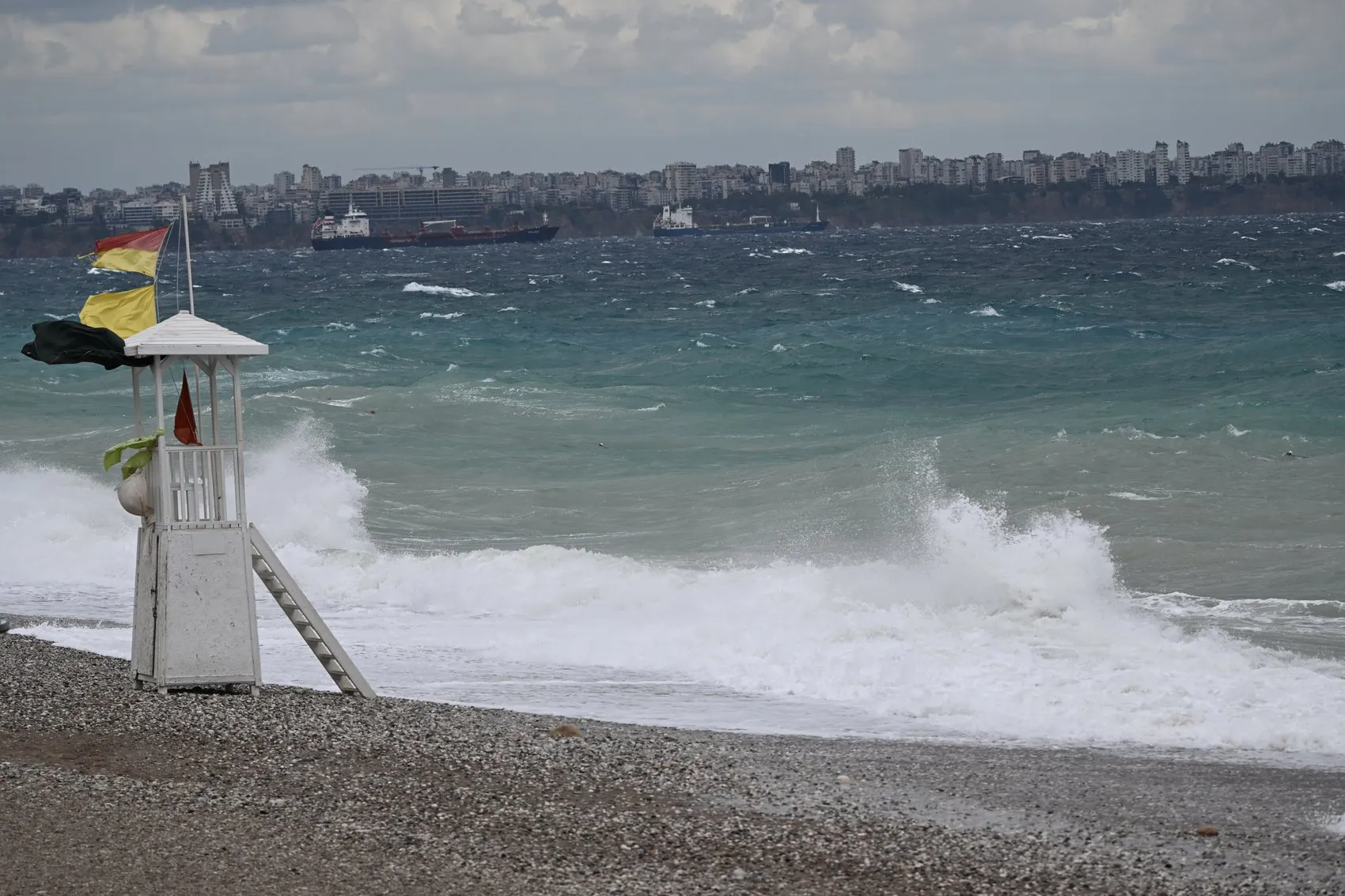 Antalya'da fırtına alarmı: Dev dalgalar kıyıları dövdü, hayatı olumsuz etkiledi