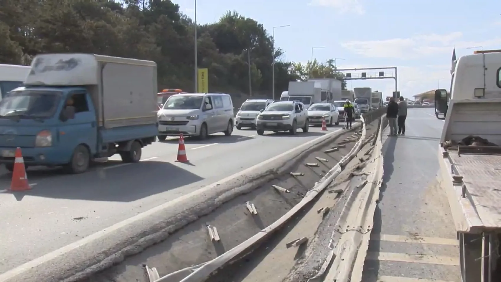 Arnavutköy'de dehşet anları: Hafriyat kamyonu devrildi, molozlar araçları biçti