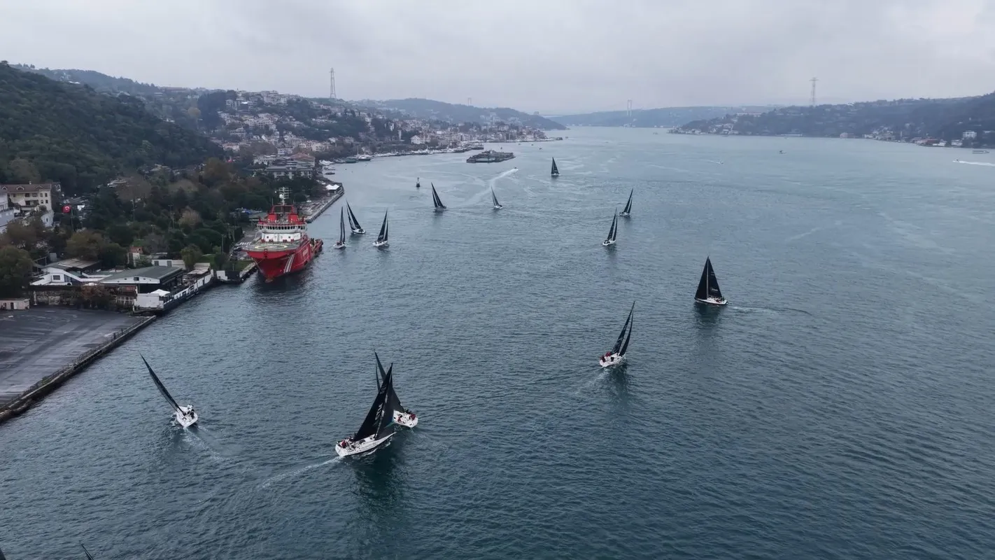 İstanbul Boğazı'nda dev yelkenli geçidi: Cumhuriyet coşkusu dalgalara yansıdı