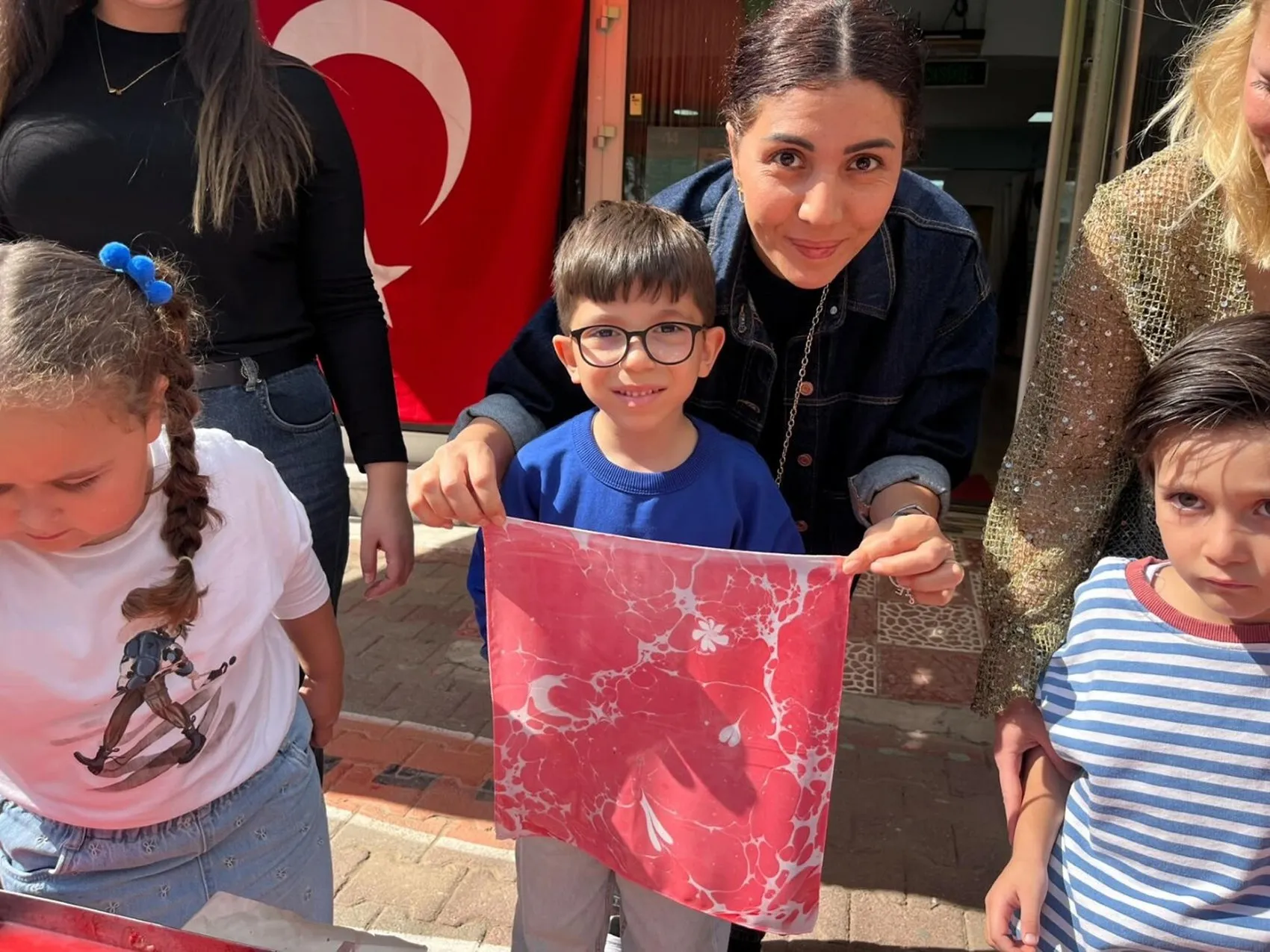 Minik ellerin suyla dansı: Ebru sanatıyla ay-yıldız aşkı