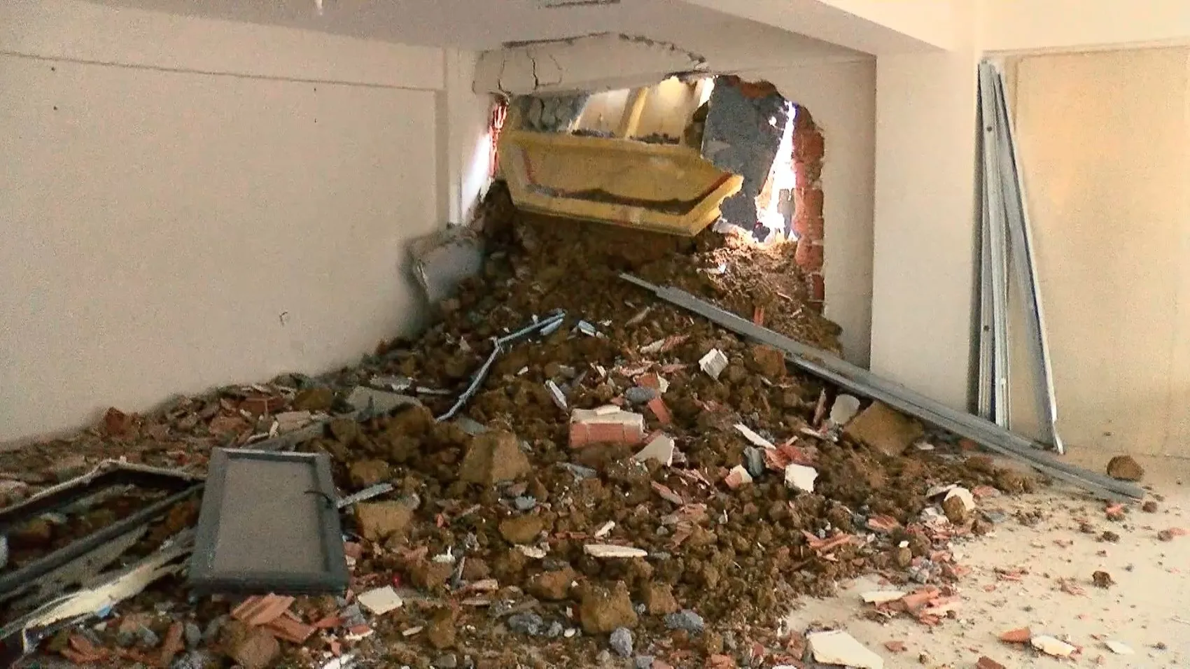 Pendik'te dehşet anları: Kamyonun altında kalmamak için hareket halindeki araçtan atladı