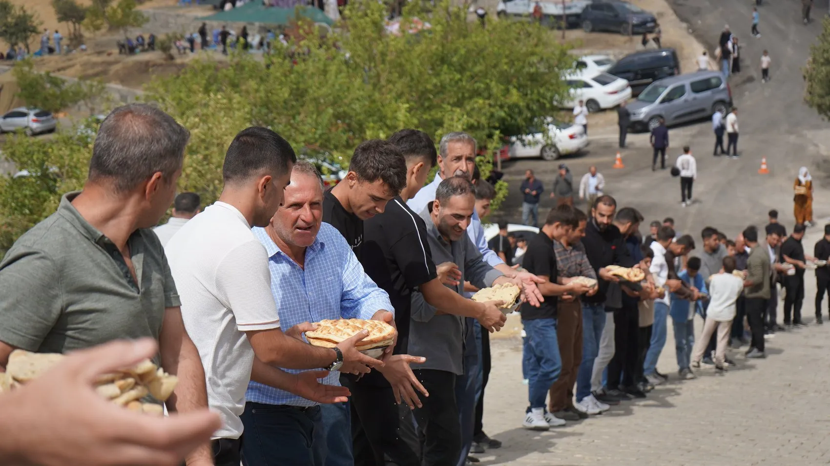 Cudi Dağı'nın gölgesinde 300 yıllık buluşma: 5 bin kişi aynı sofrada barış için bir araya geldi