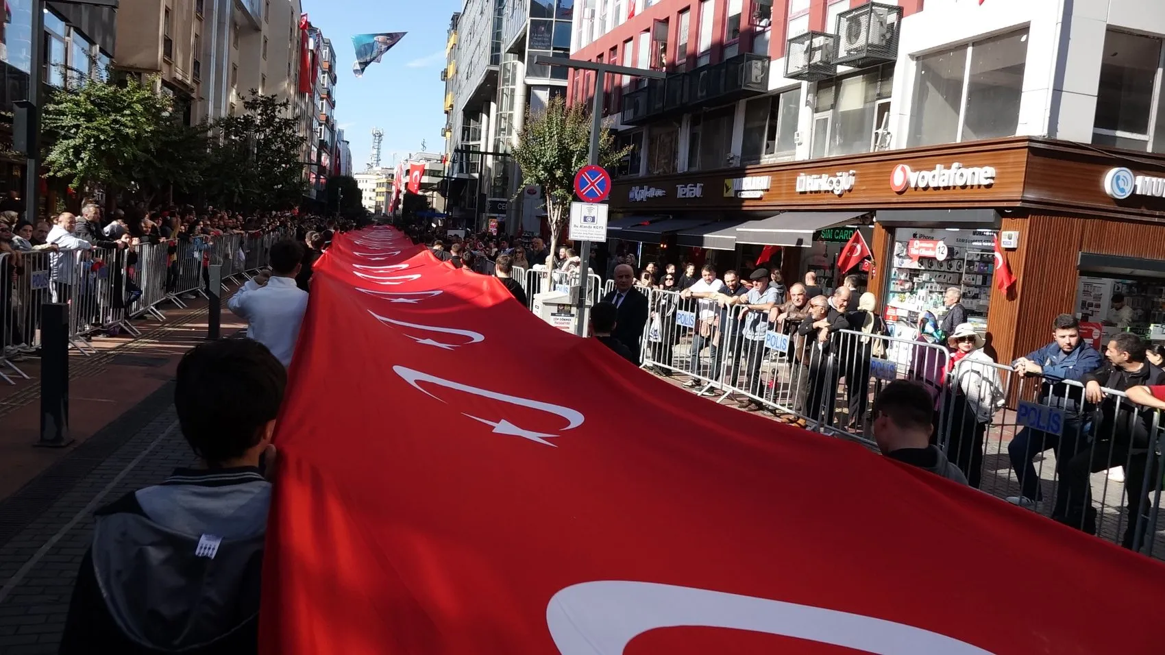 Trabzon'da Cumhuriyet coşkusu: Dev bayrakla horonlu kutlama