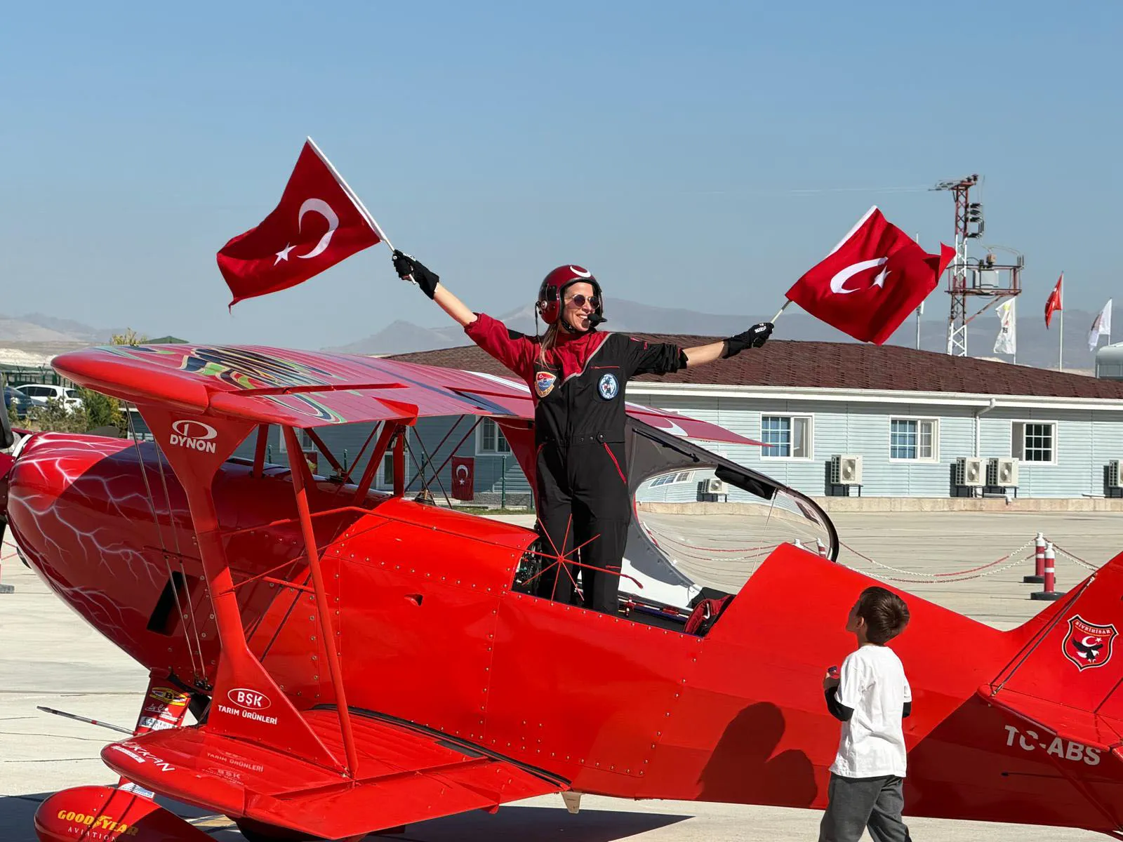 Gökyüzünde Cumhuriyet imzası: Yüzlerce kişi birleşti, akrobasi uçağı yıldızı tamamladı