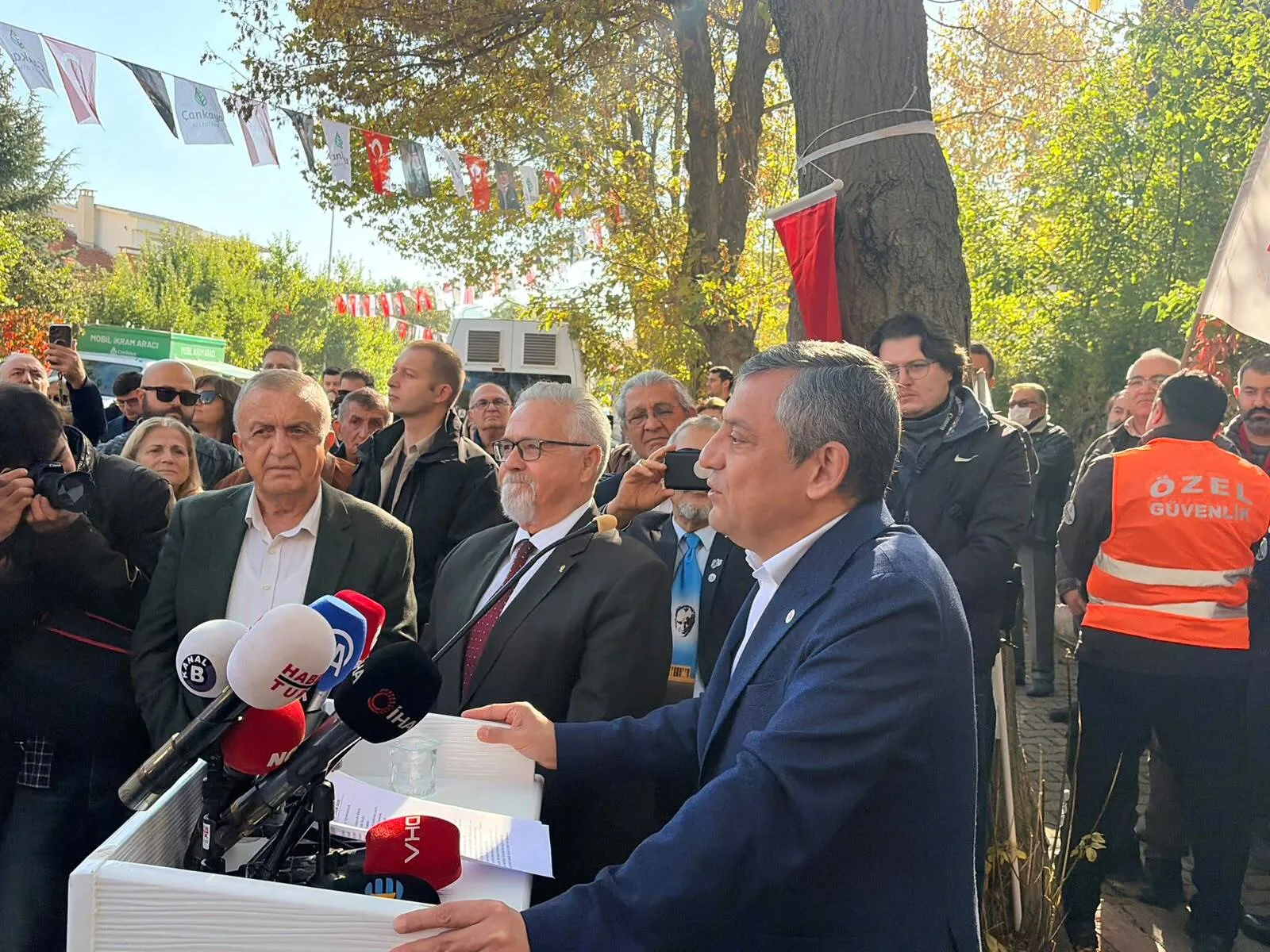 Özgür Özel'den isim tartışmalarına son nokta: Milletin koyduğu ismi kimse değiştiremez