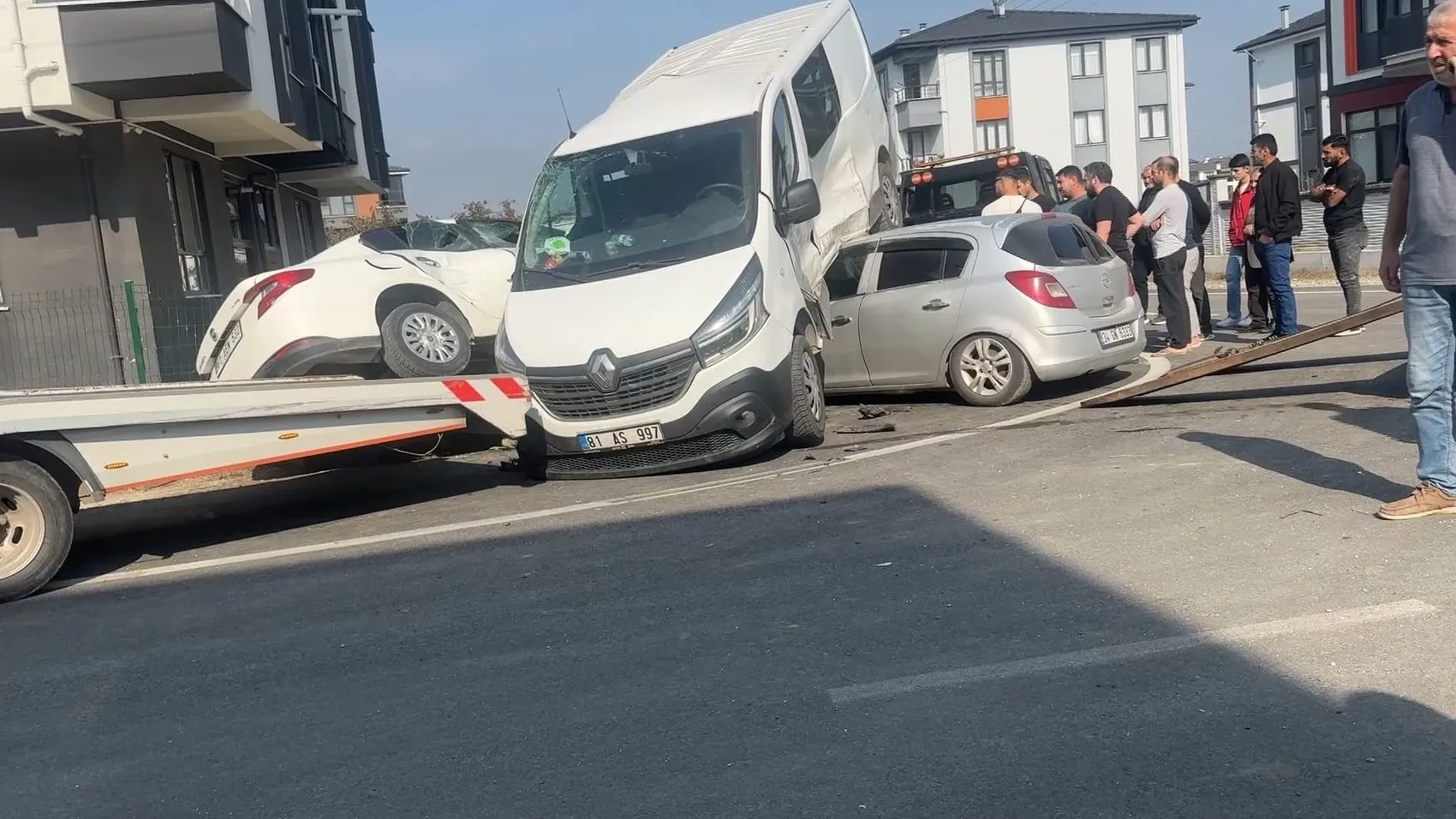 Düzce'de kavşak dehşeti: Araçlar birbirine girdi, park halindeki otomobil yan yattı