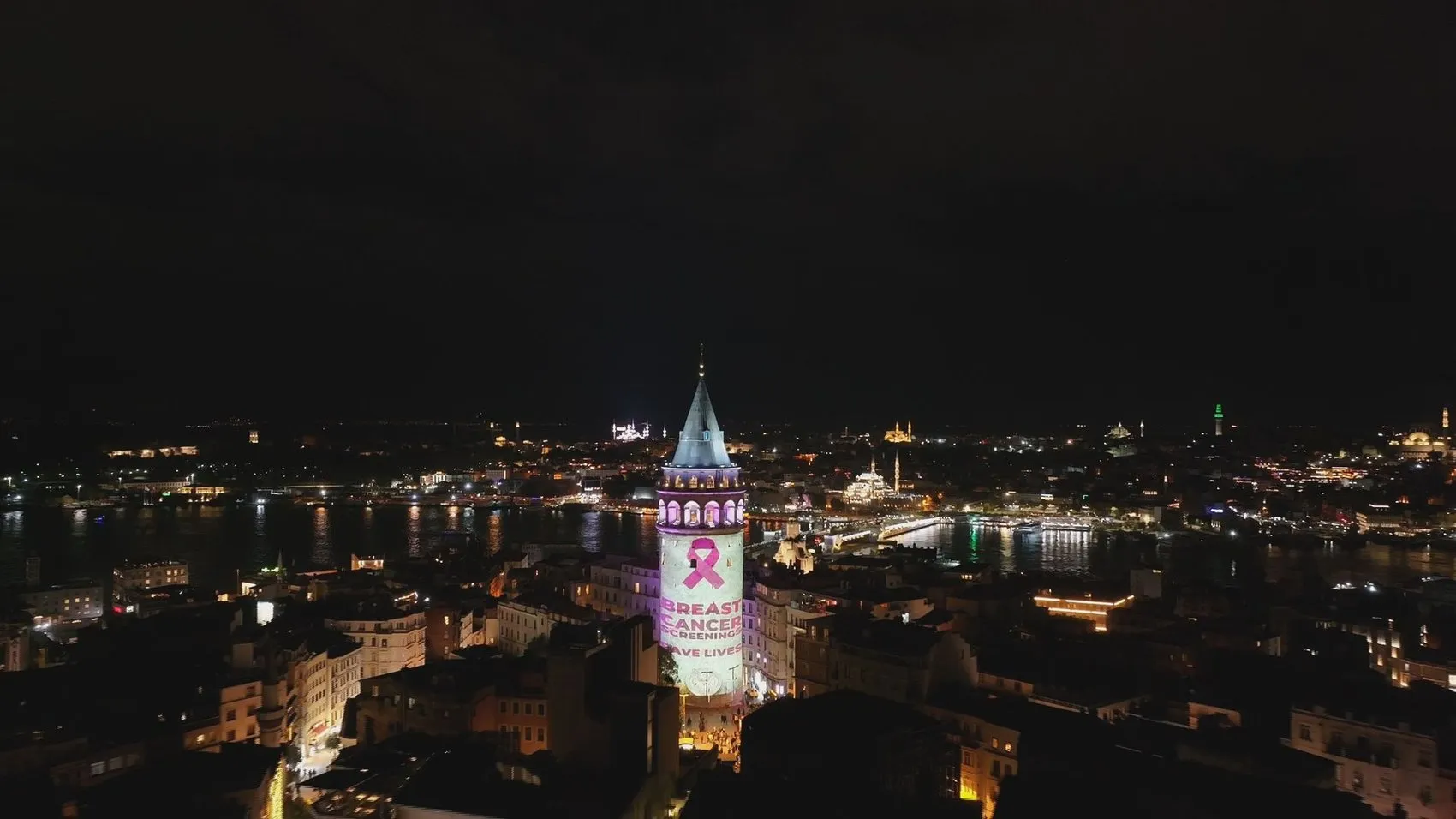 İstanbul'un simgesi Galata Kulesi bu kez umut için pembe renge büründü