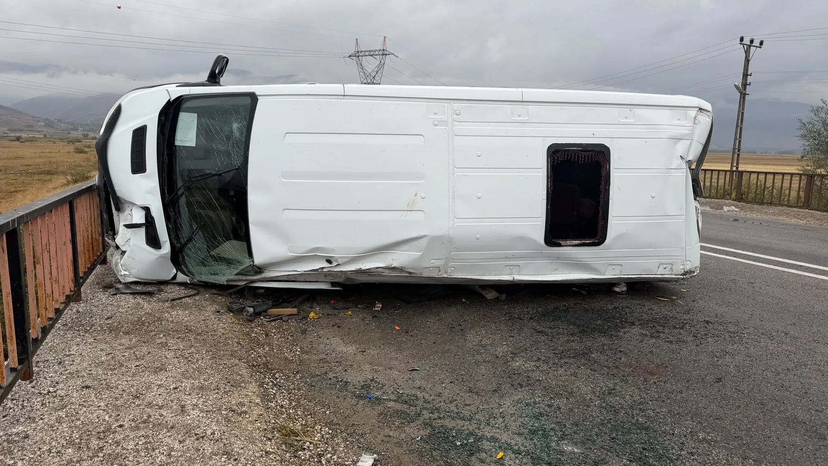 Yüksekova'da okul yolu kabusa döndü: Servis kazasında 12 öğrenci yaralandı