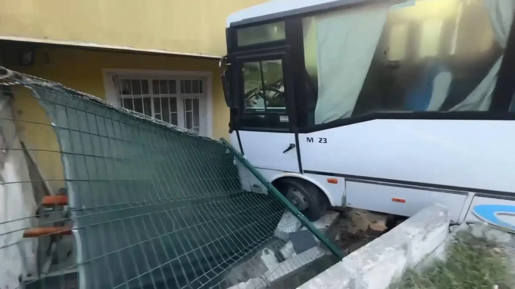 Arnavutköy'de korku dolu anlar: Kontrolden çıkan servis midibüsü bahçeye daldı