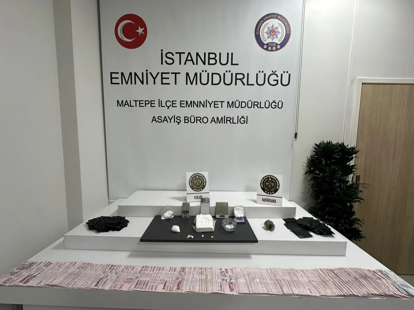 İstanbul'da uyuşturucu tacirlerine nefes kesen operasyon: Kaçarken yakalandılar