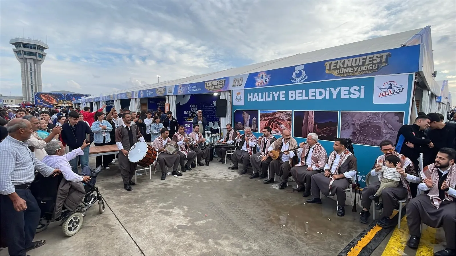Şanlıurfa'da teknoloji ve gelenek buluştu: Robot davul zurna eşliğinde göbek attı