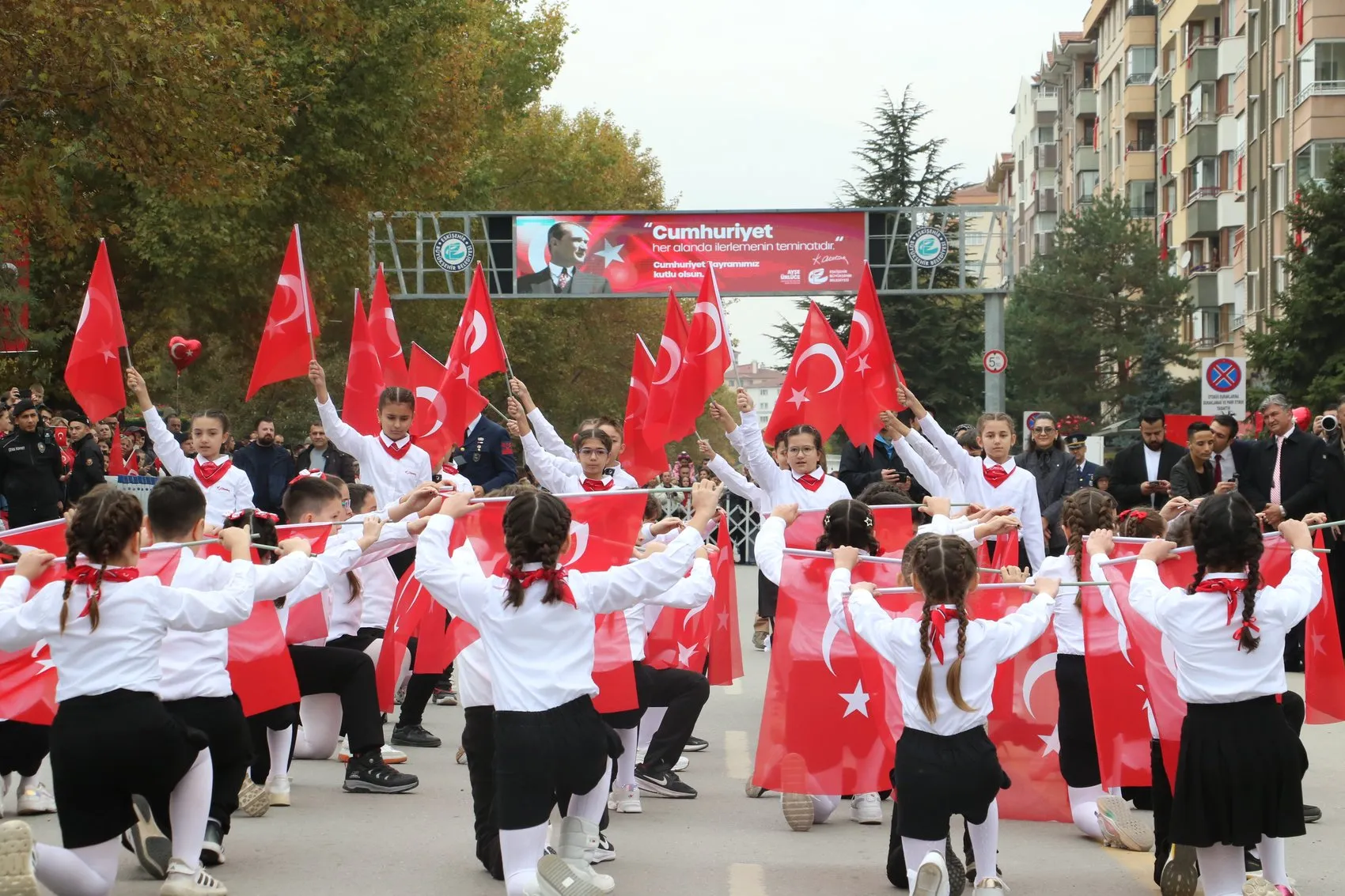 Eskişehir semalarında SOLOTÜRK rüzgarı: Cumhuriyet coşkusu gökyüzüne taşındı