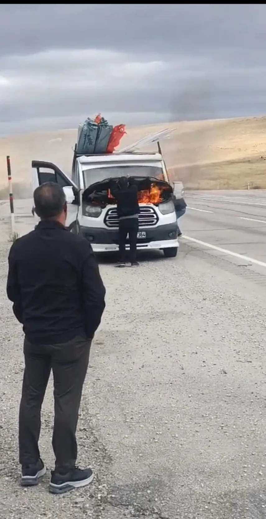Van yolunda korku dolu anlar: Seyir halindeki araç bir anda alev topuna döndü