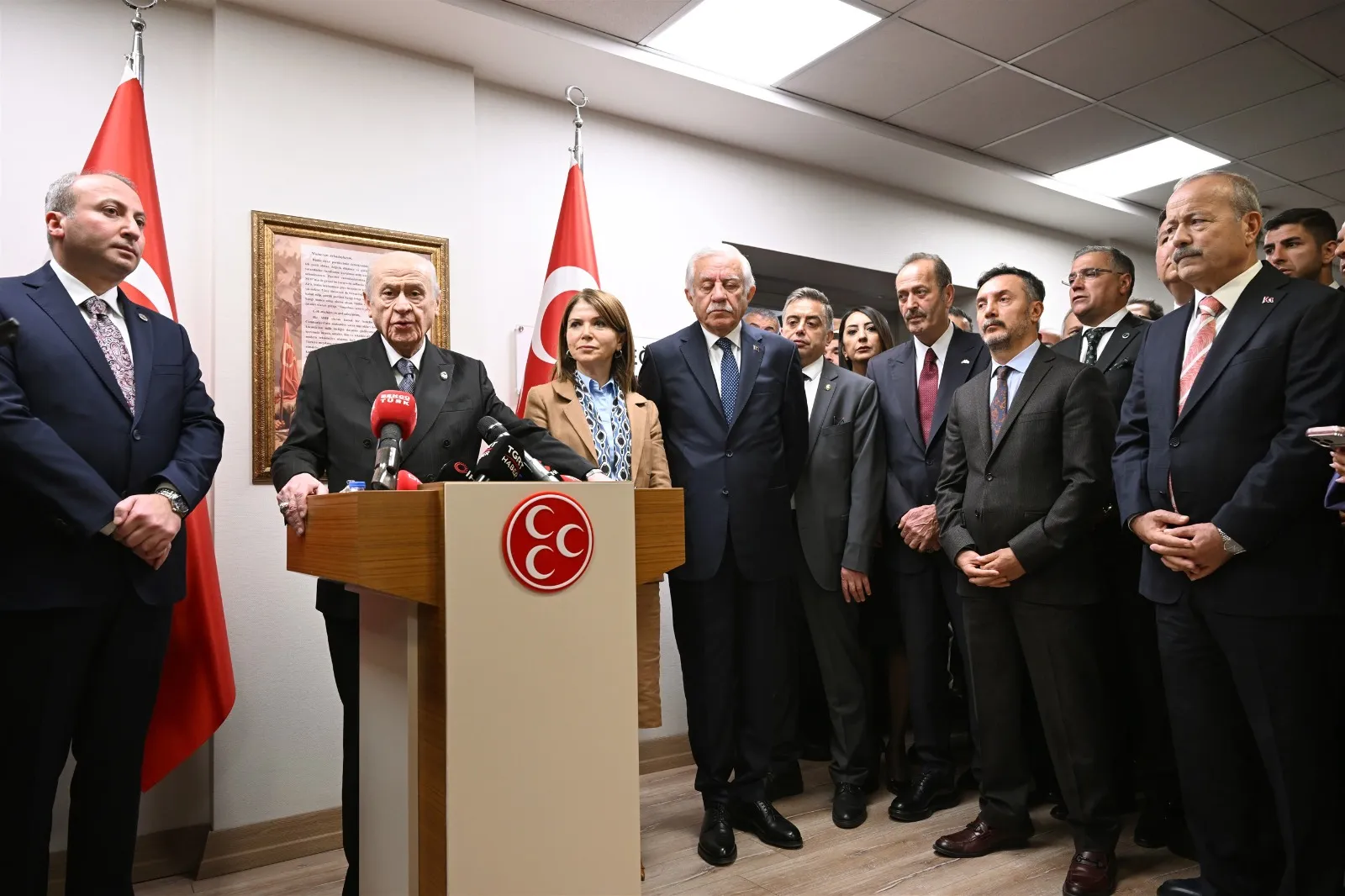 Bahçeli'den sert uyarı: Bakanları hedef almak siyasete ihanettir