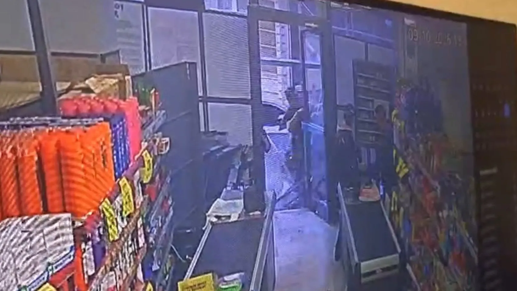 Market çıkışında dehşet anları: Kontrolden çıkan araç yayayı biçti