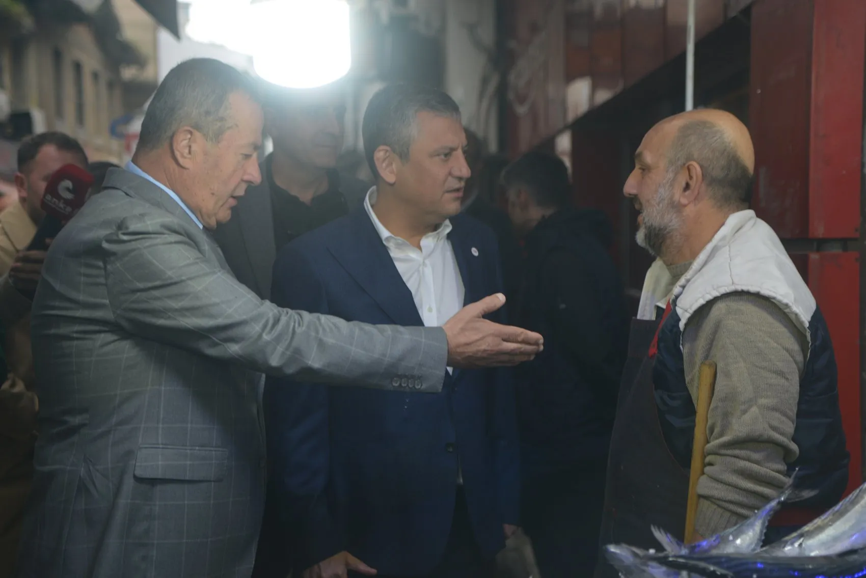 Sel felaketinin vurduğu Pazar'da Özgür Özel mesaisi: Esnafın derdini dinledi