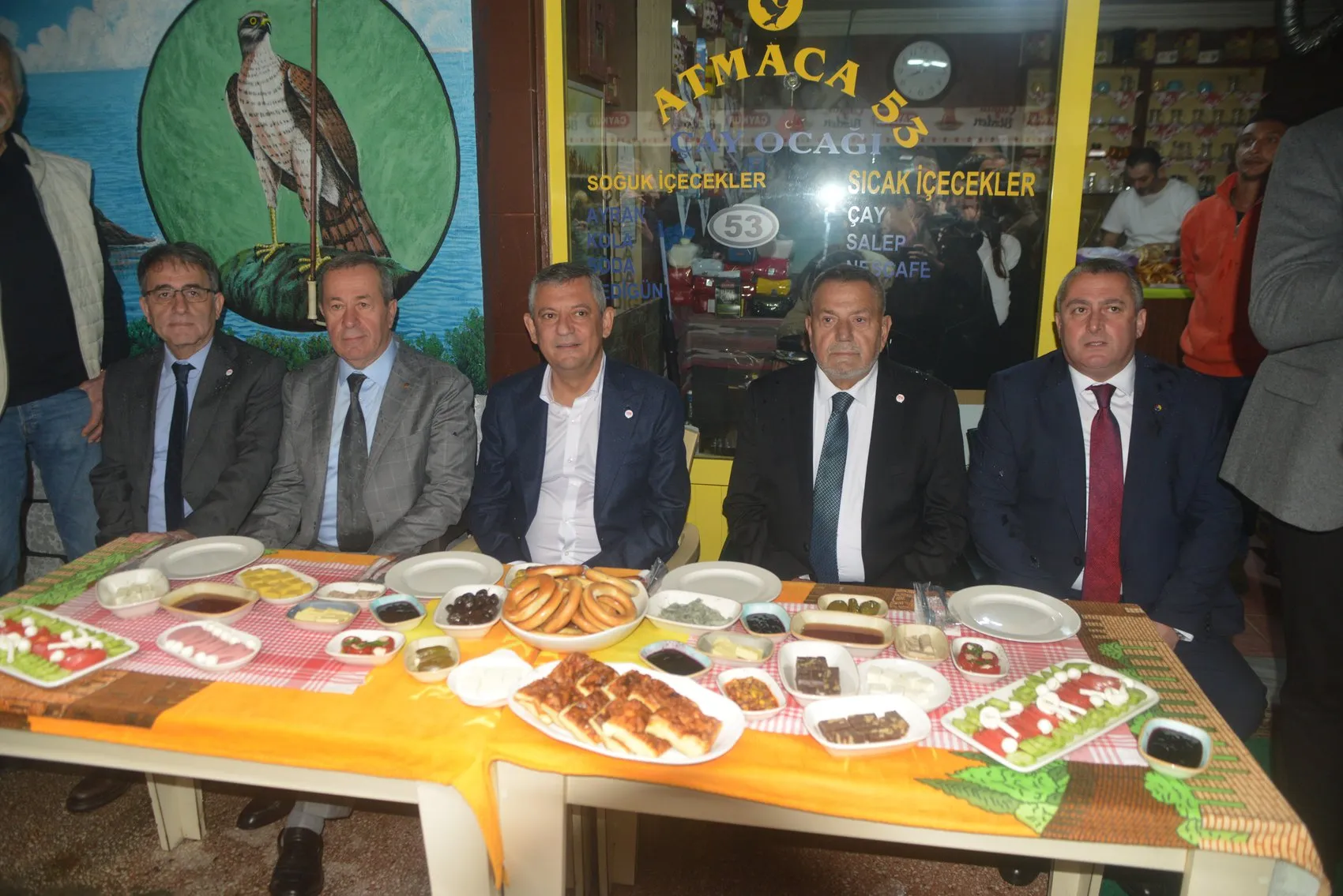 Sel felaketinin vurduğu Pazar'da Özgür Özel mesaisi: Esnafın derdini dinledi