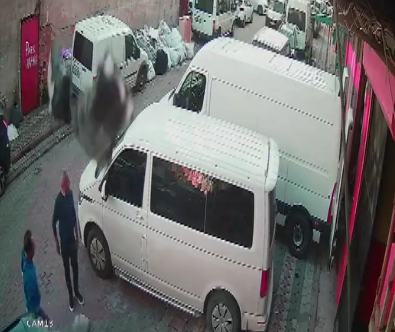 Saniyelerle gelen mucize: Yük asansöründen düşen tonlarca tekstil ürünü yayaları kıl payı teğet geçti