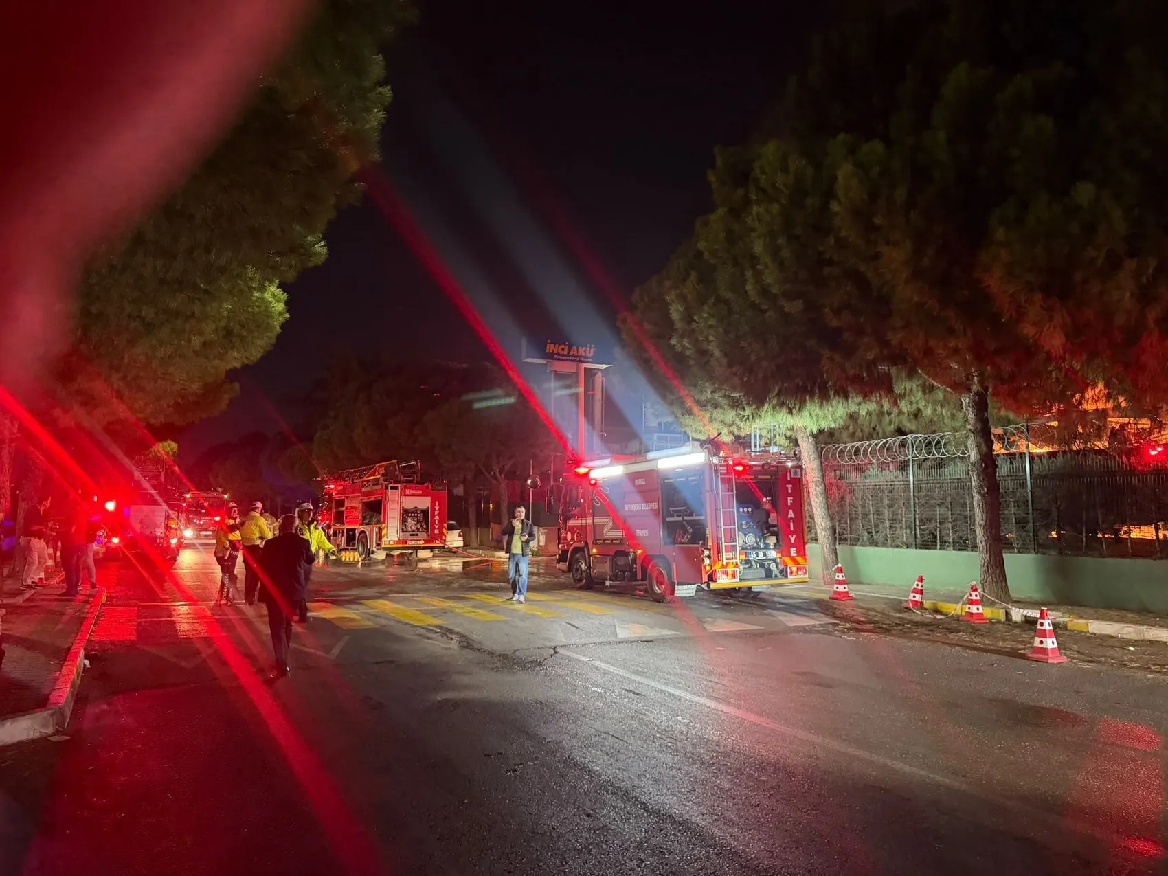 Manisa'daki dev fabrikada korku dolu anlar: Alevler asit tanklarına ulaşmadan durduruldu