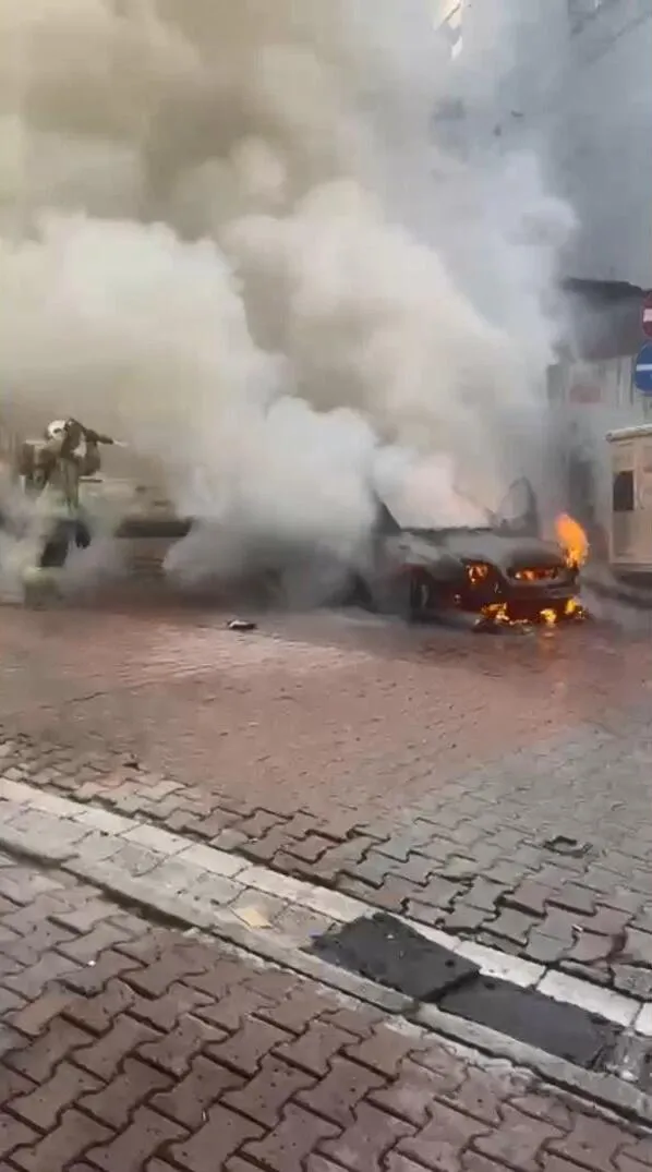 Kağıthane'de sabah saatlerinde korku dolu anlar: Park halindeki araç küle döndü