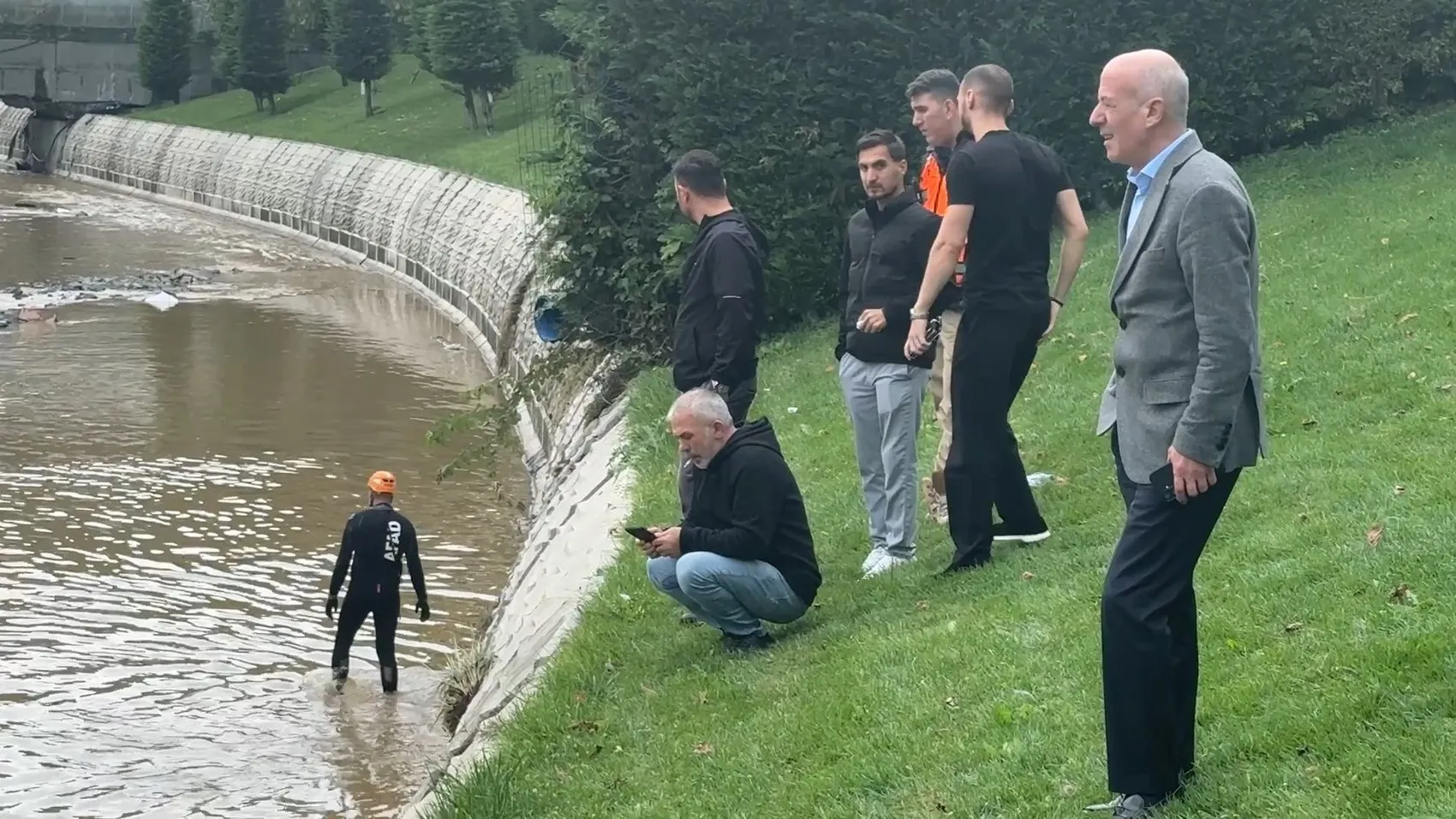 Ayazağa'da sel felaketinin izleri: Dere yatağında acı bilanço ve umutlu bekleyiş